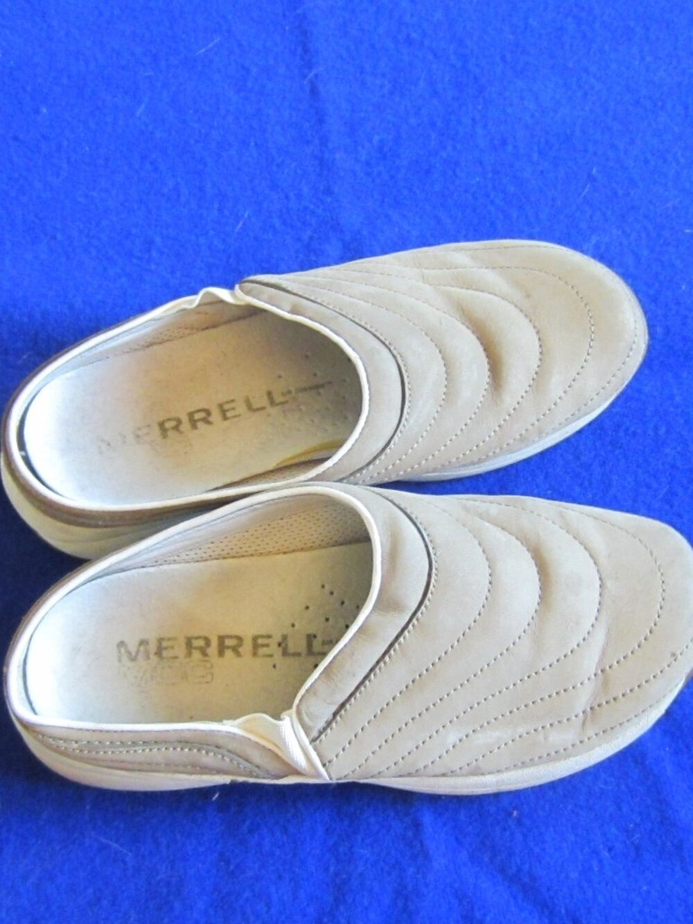 Merrell Slip-On Comfort Shoes – Size 7 Merrell women’s slip-on shoes in a light